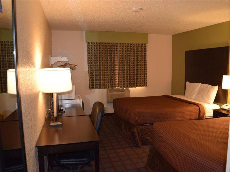 Super 8 By Wyndham Saginaw Motel Exterior photo