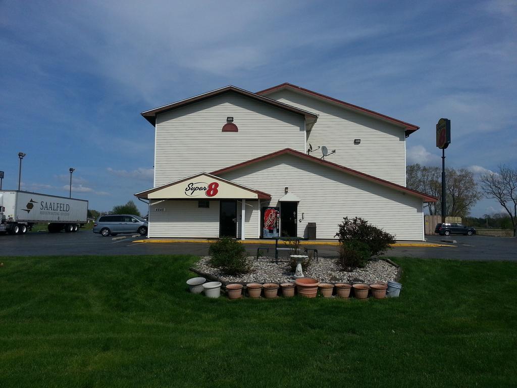 Super 8 By Wyndham Saginaw Motel Exterior photo