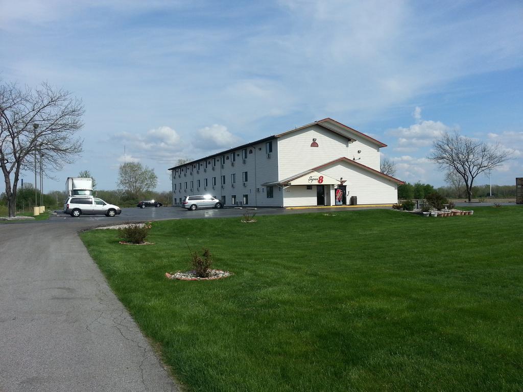 Super 8 By Wyndham Saginaw Motel Exterior photo
