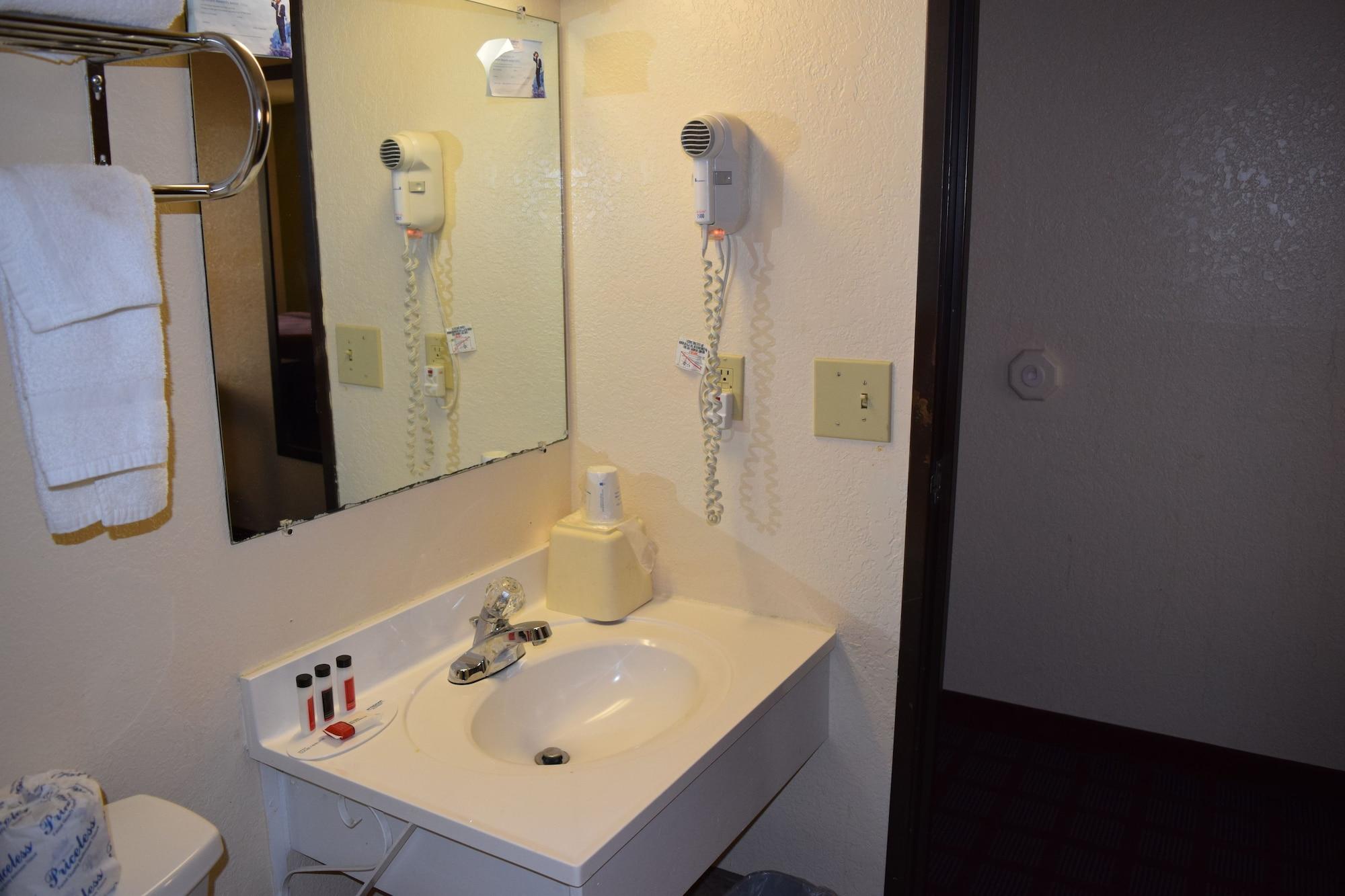 Super 8 By Wyndham Saginaw Motel Exterior photo