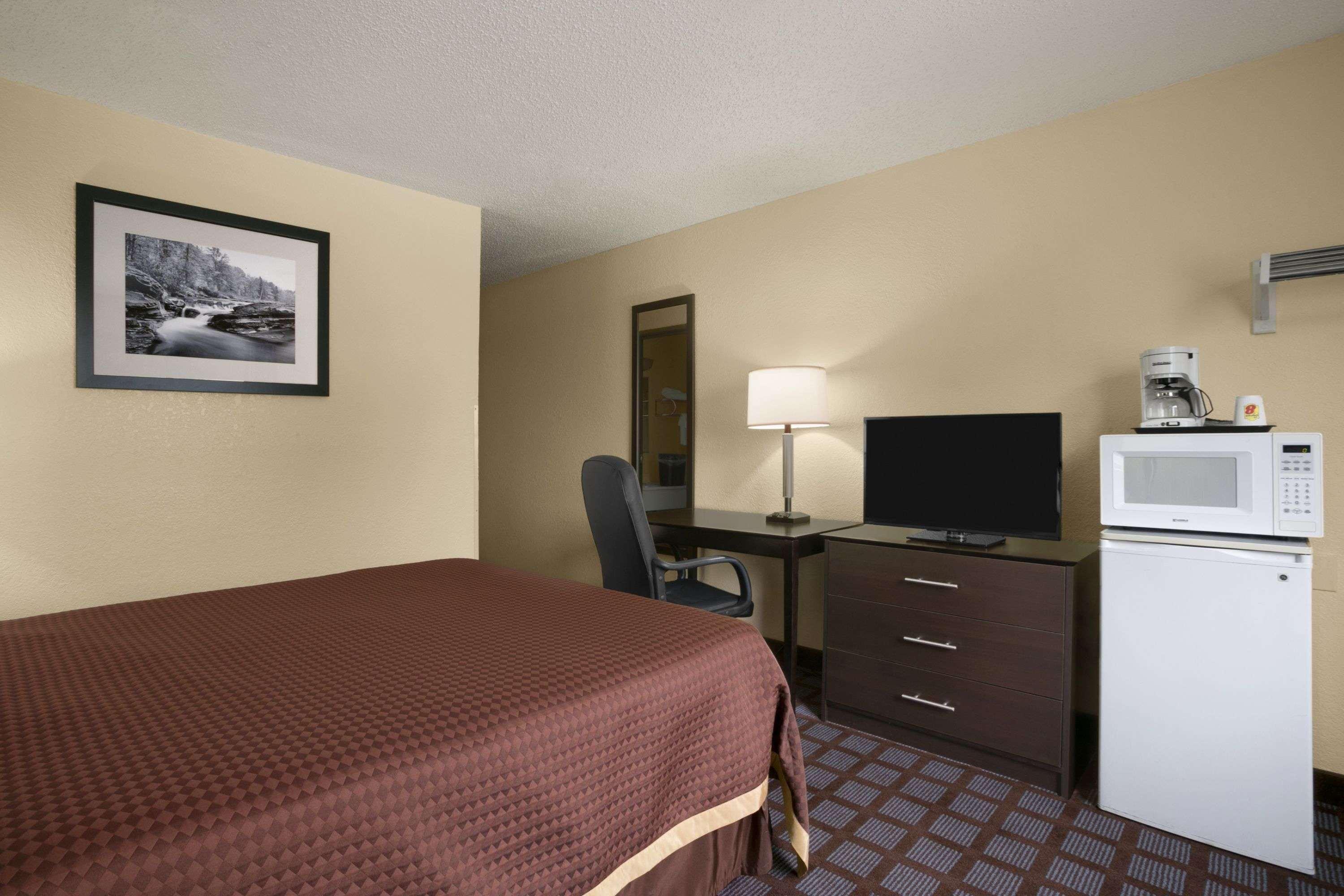 Super 8 By Wyndham Saginaw Motel Exterior photo