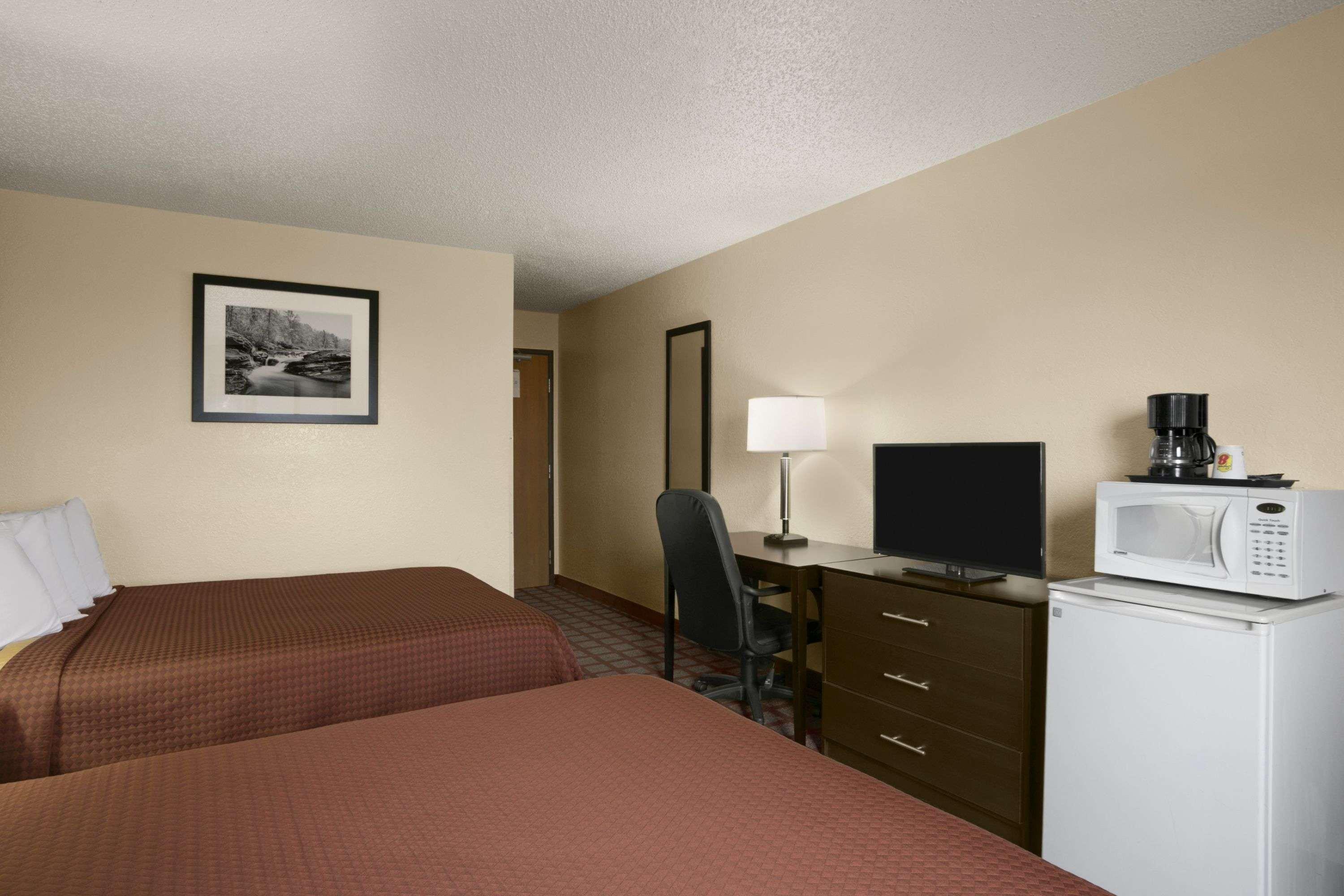 Super 8 By Wyndham Saginaw Motel Exterior photo