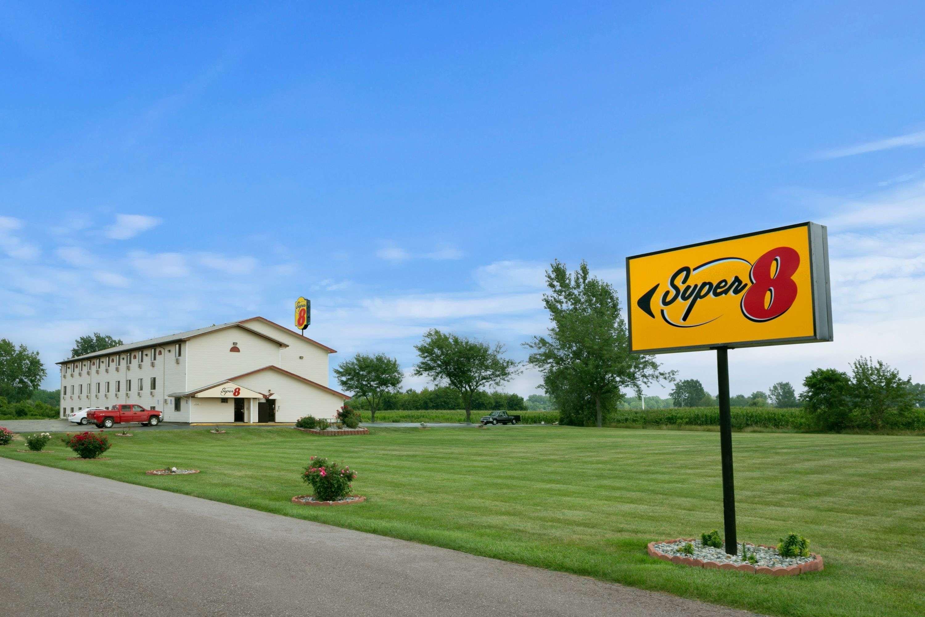 Super 8 By Wyndham Saginaw Motel Exterior photo