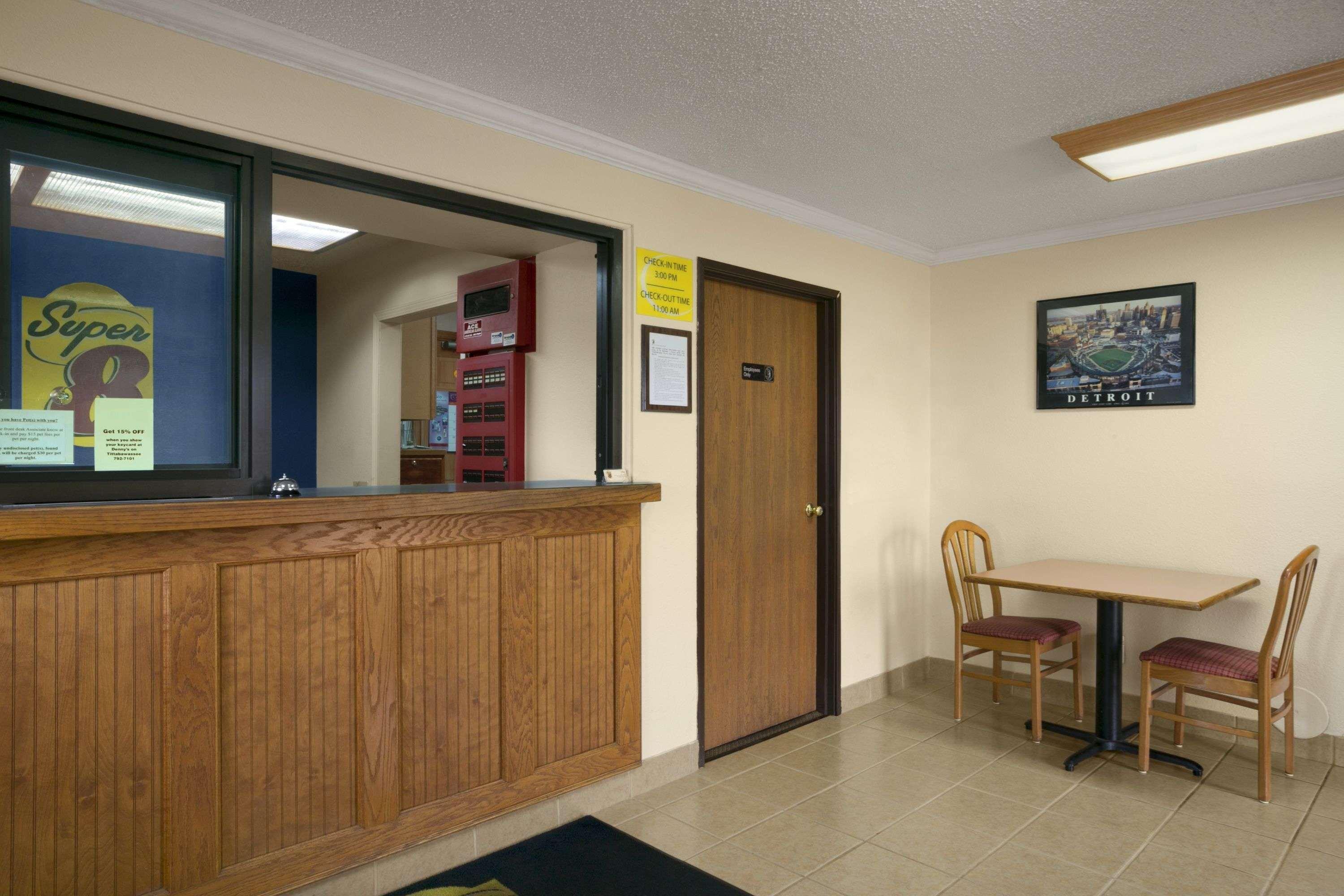 Super 8 By Wyndham Saginaw Motel Exterior photo
