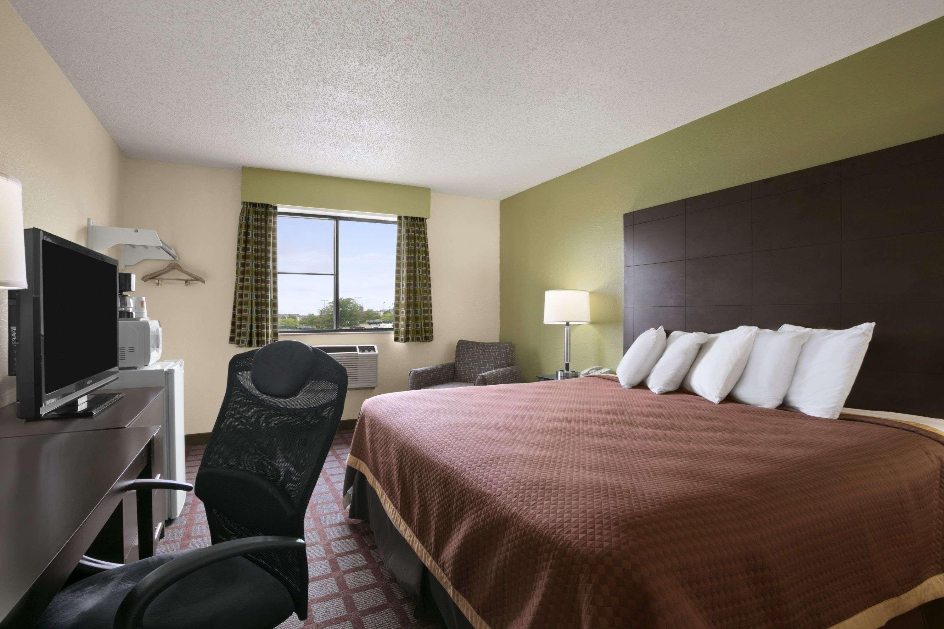 Super 8 By Wyndham Saginaw Motel Exterior photo