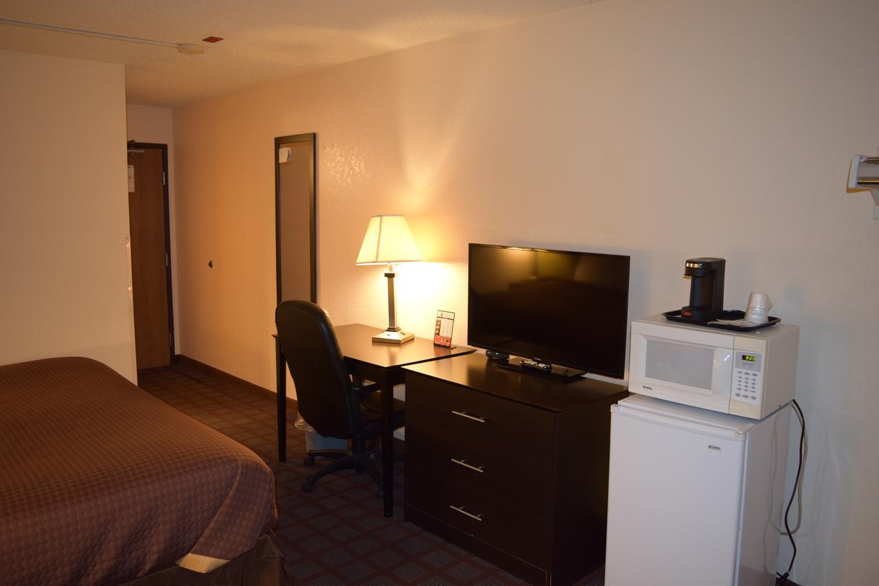 Super 8 By Wyndham Saginaw Motel Exterior photo
