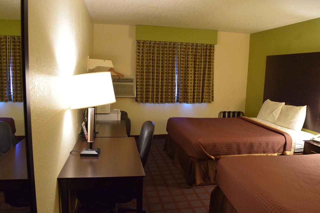 Super 8 By Wyndham Saginaw Motel Exterior photo