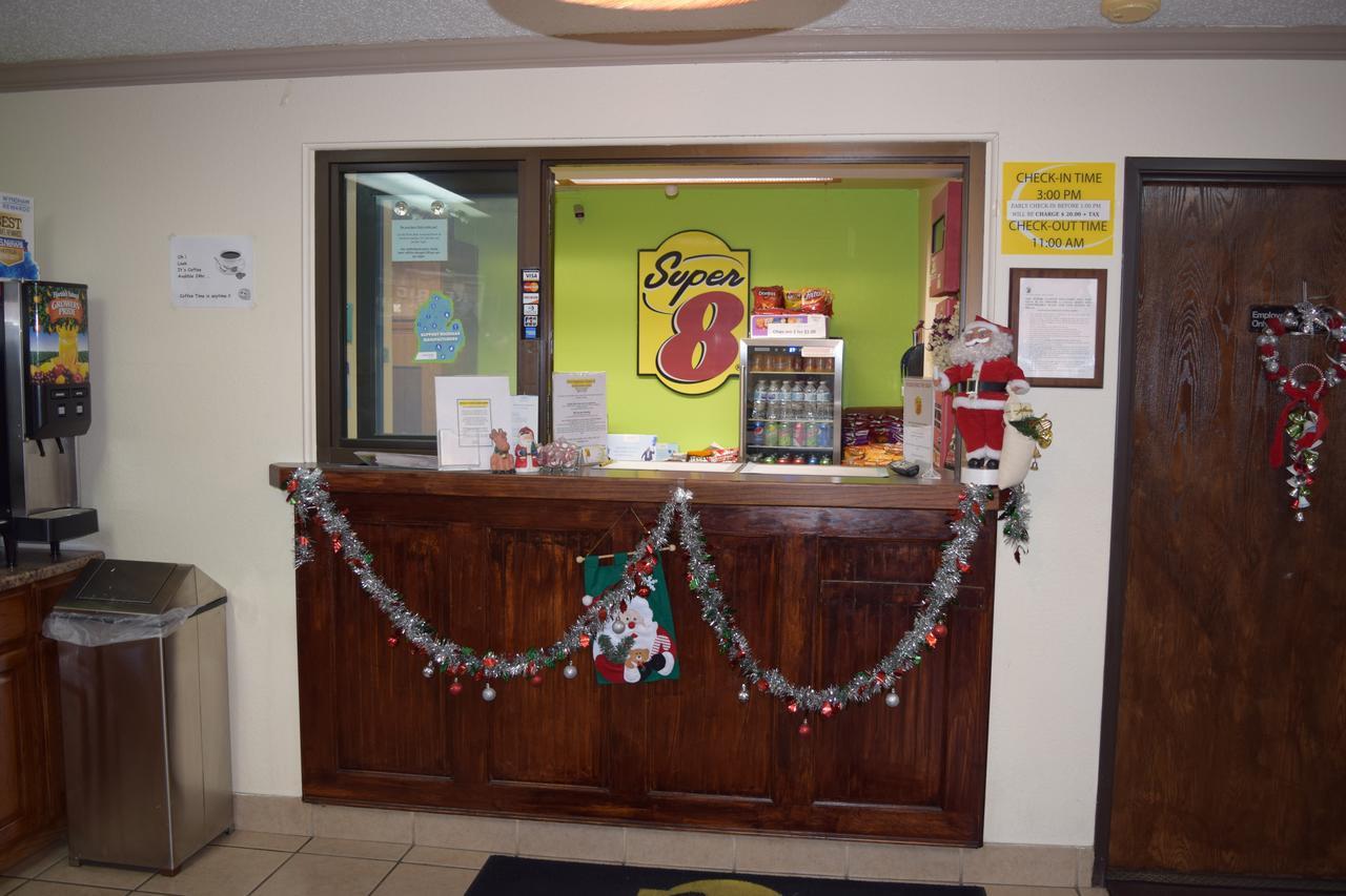 Super 8 By Wyndham Saginaw Motel Exterior photo