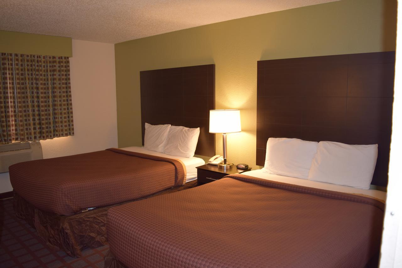 Super 8 By Wyndham Saginaw Motel Exterior photo