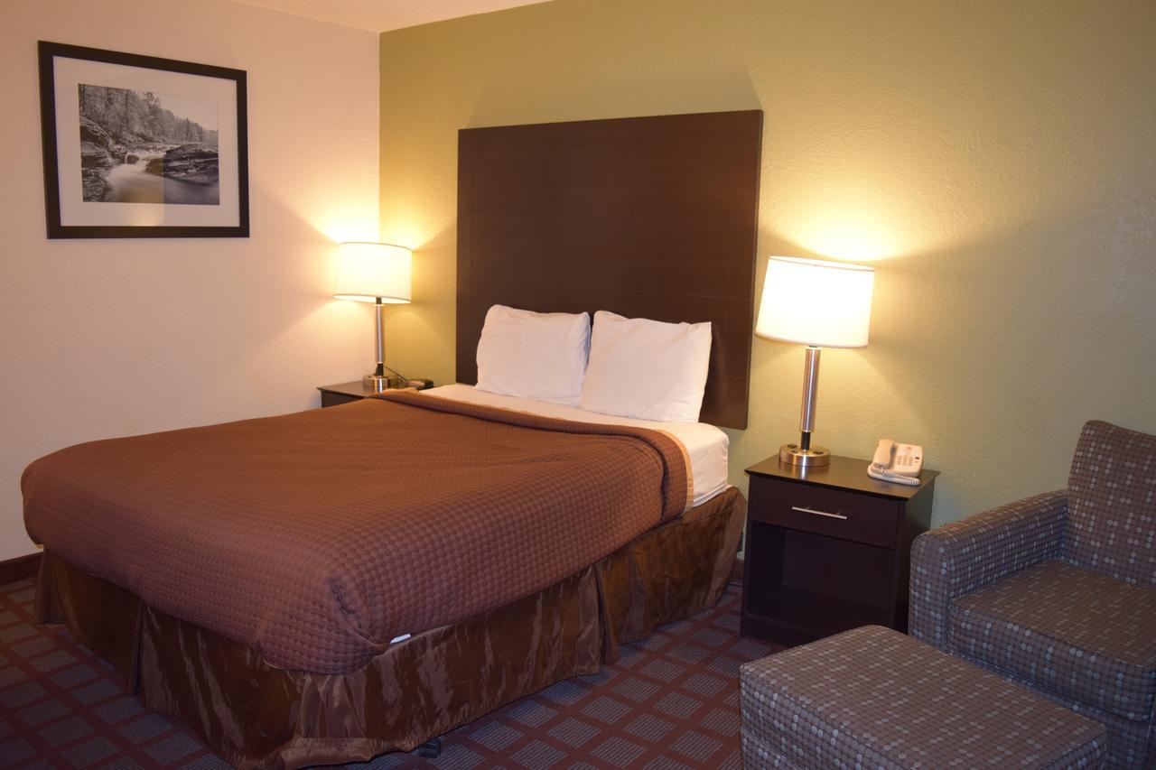 Super 8 By Wyndham Saginaw Motel Exterior photo