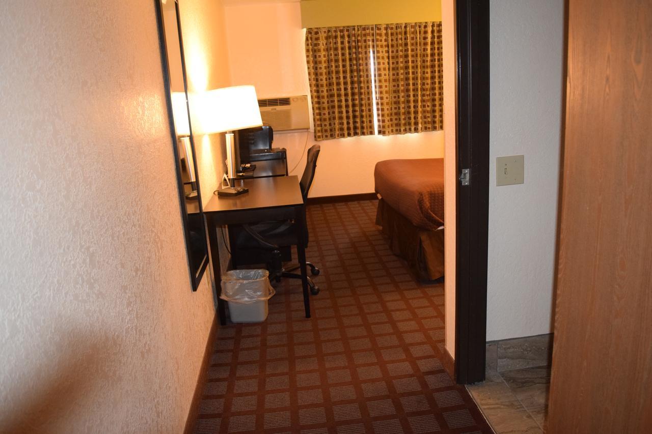 Super 8 By Wyndham Saginaw Motel Exterior photo