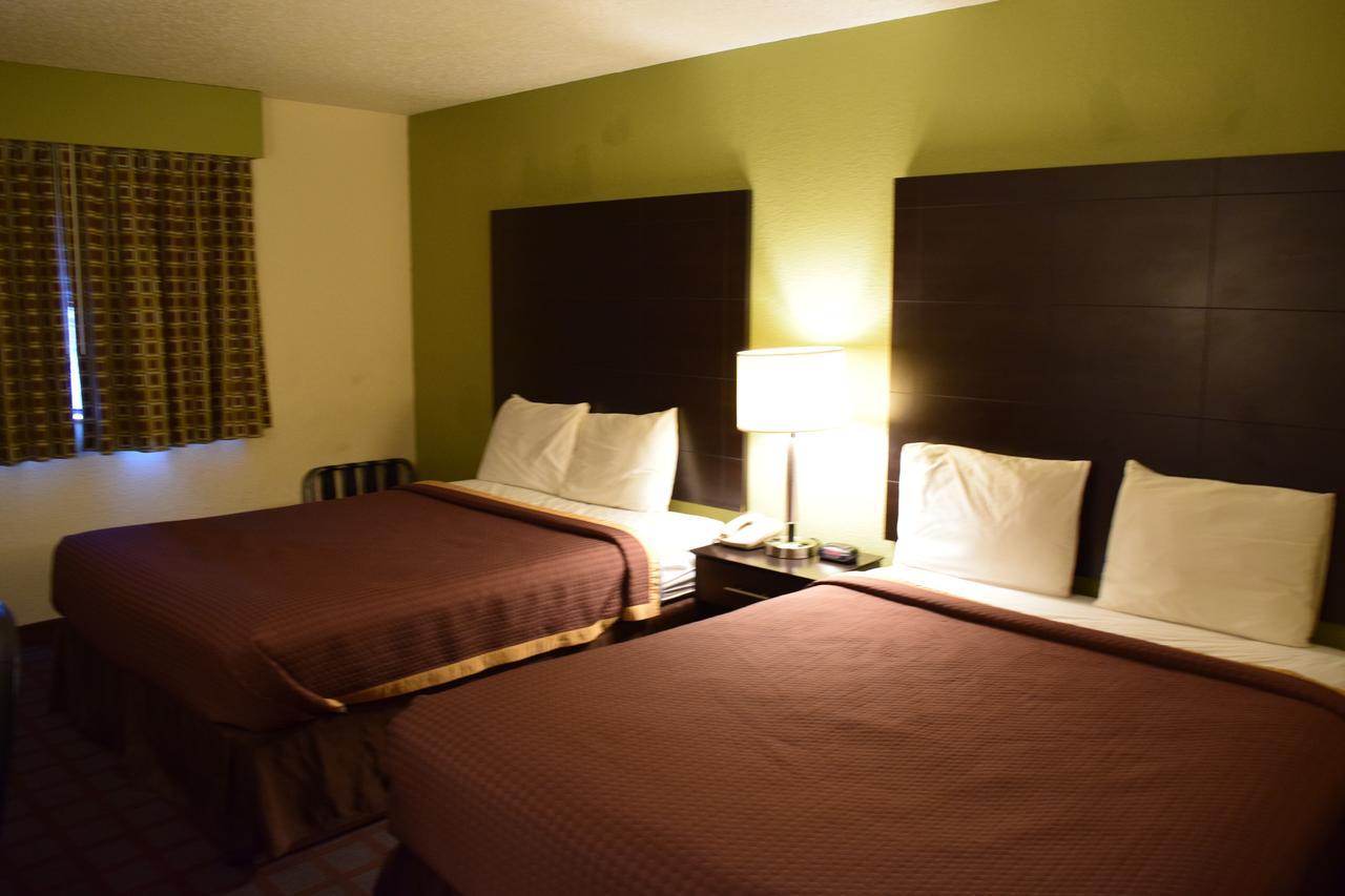 Super 8 By Wyndham Saginaw Motel Exterior photo