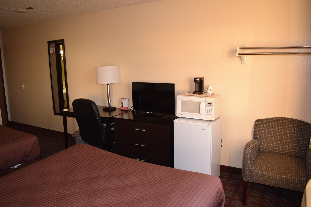 Super 8 By Wyndham Saginaw Motel Exterior photo
