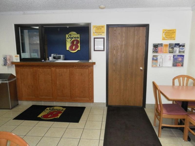 Super 8 By Wyndham Saginaw Motel Exterior photo