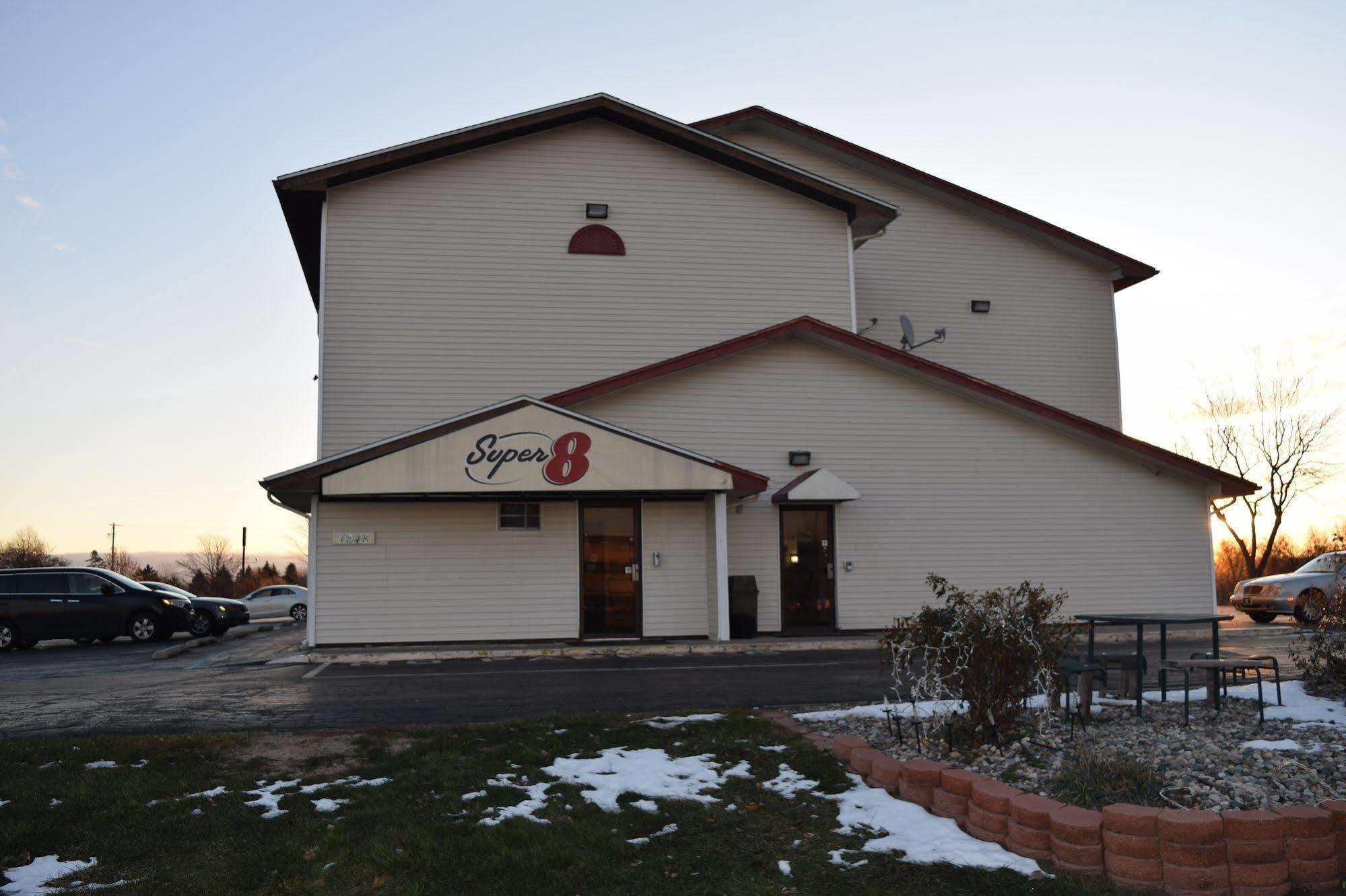 Super 8 By Wyndham Saginaw Motel Exterior photo