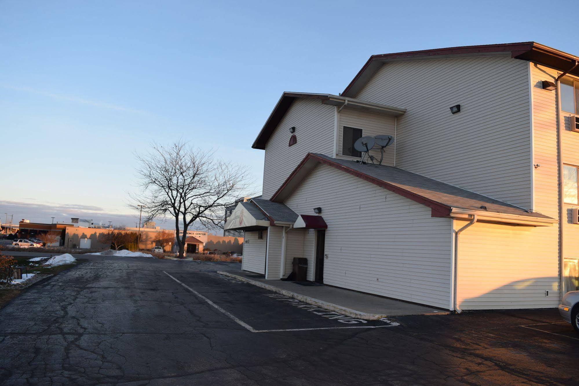 Super 8 By Wyndham Saginaw Motel Exterior photo