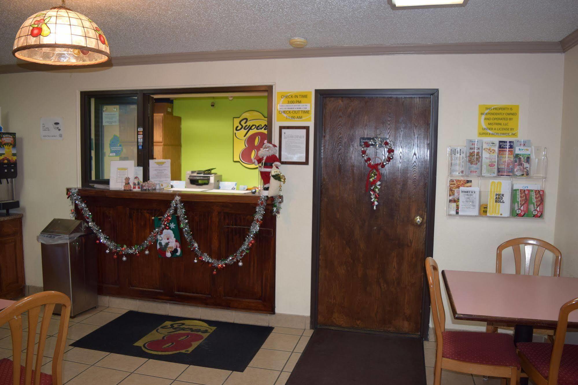 Super 8 By Wyndham Saginaw Motel Exterior photo