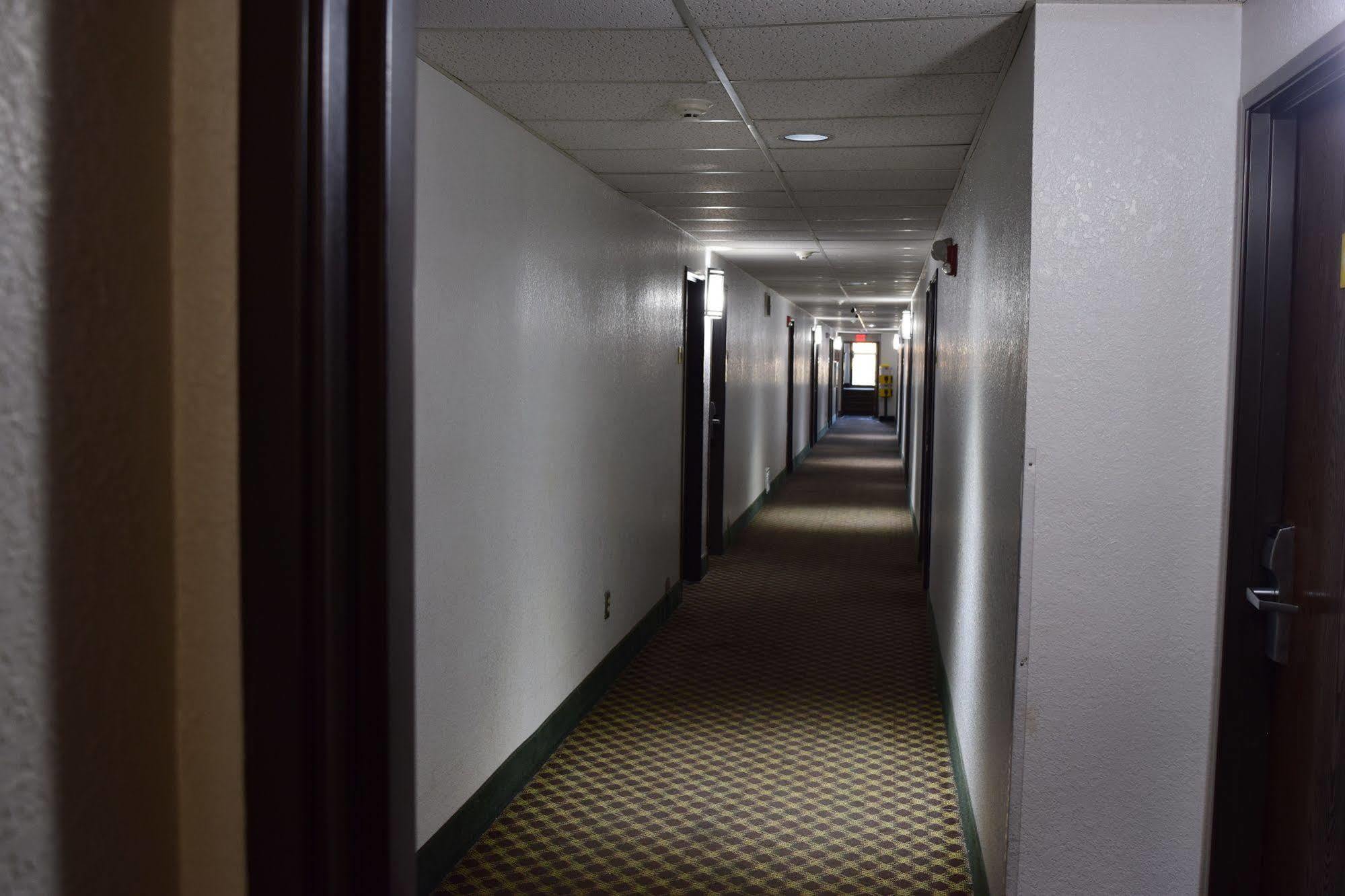 Super 8 By Wyndham Saginaw Motel Exterior photo