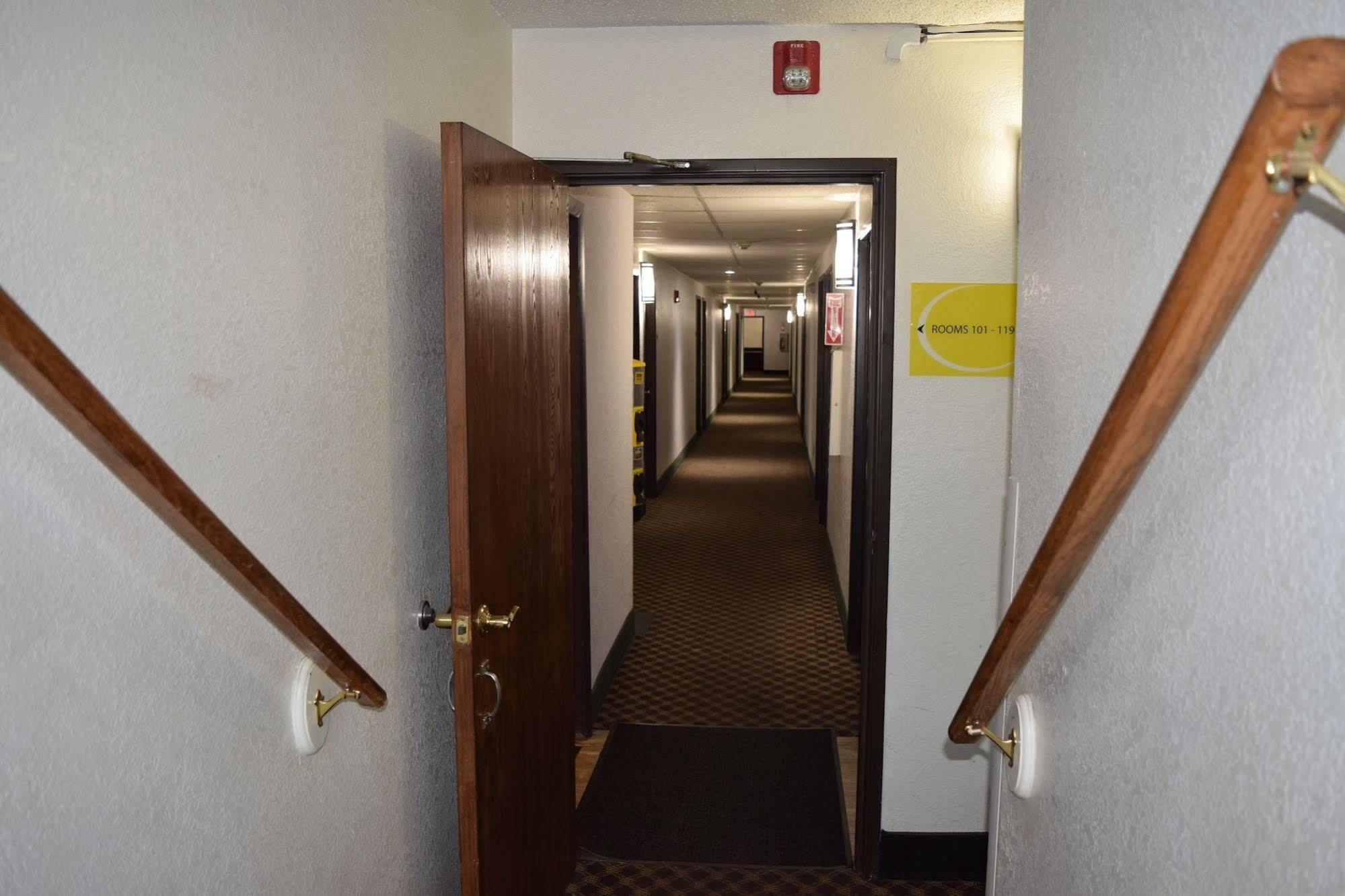 Super 8 By Wyndham Saginaw Motel Exterior photo