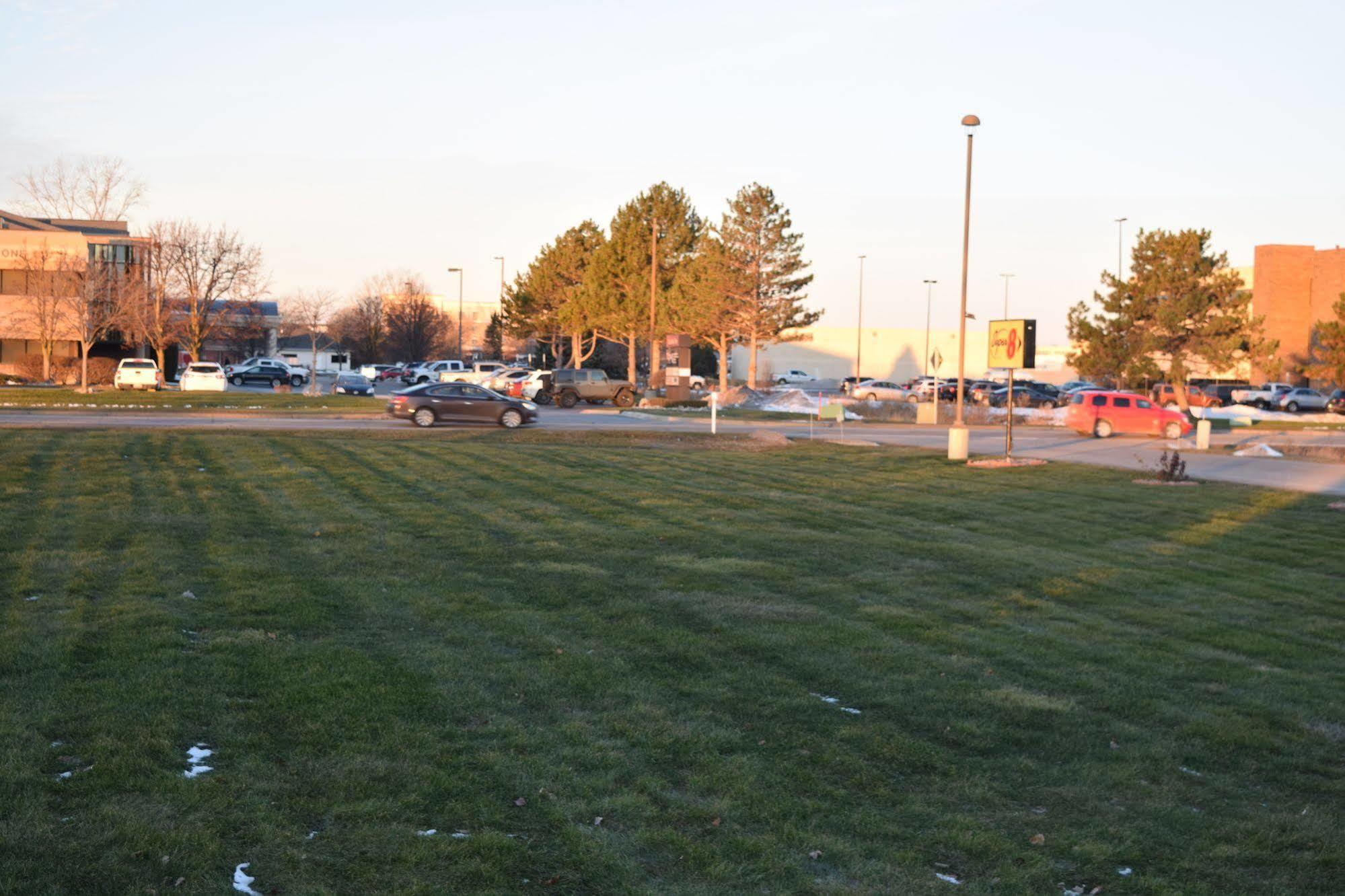 Super 8 By Wyndham Saginaw Motel Exterior photo